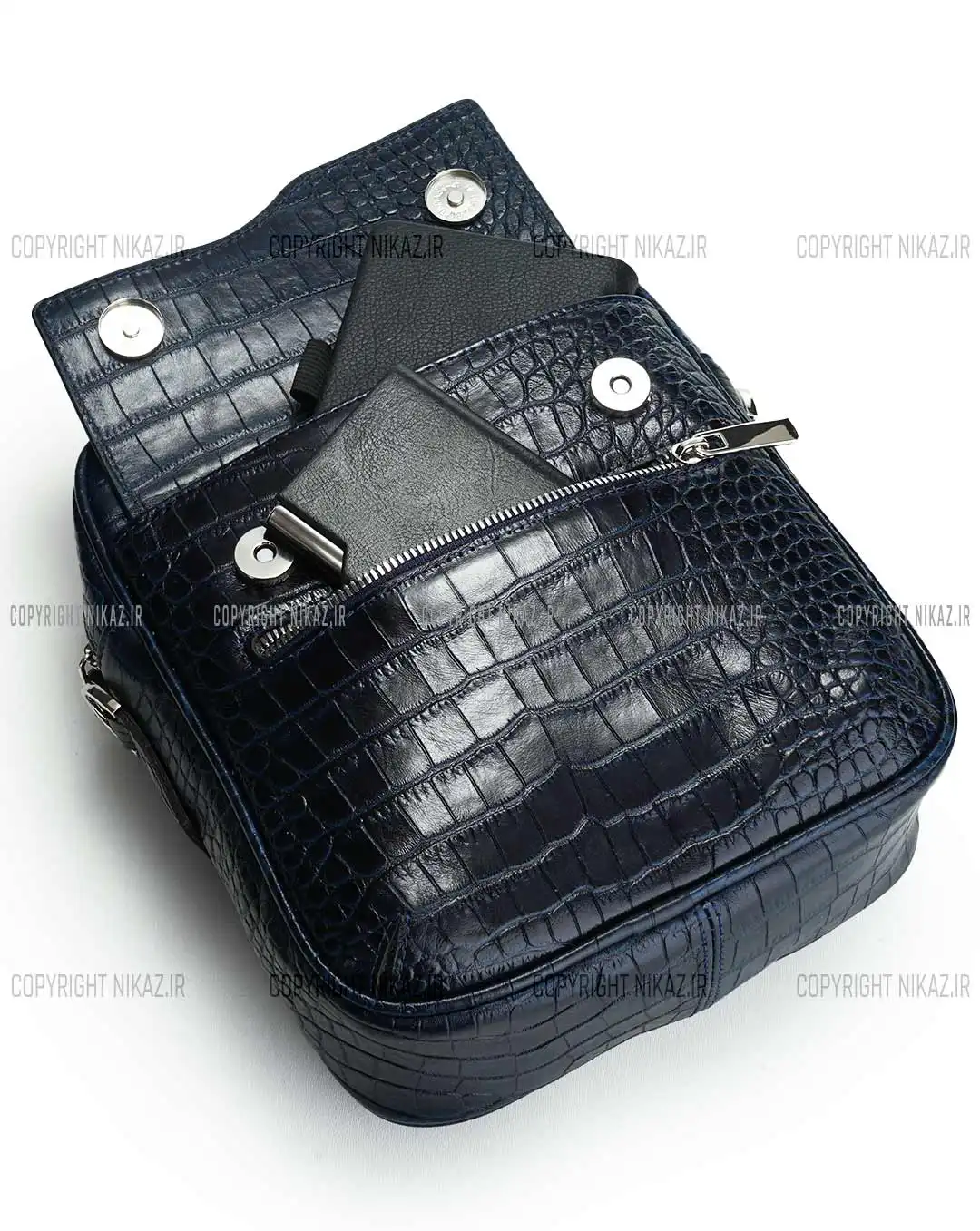 کیف دوشی مردانه چرم طبیعی مدل سامین کد 1555 رودوشی رنگ سرمه ای و جنس چرم کرکوکدیل گاوی اصل و بند قابل تنظیم به همراه گارانتی فروشگاه