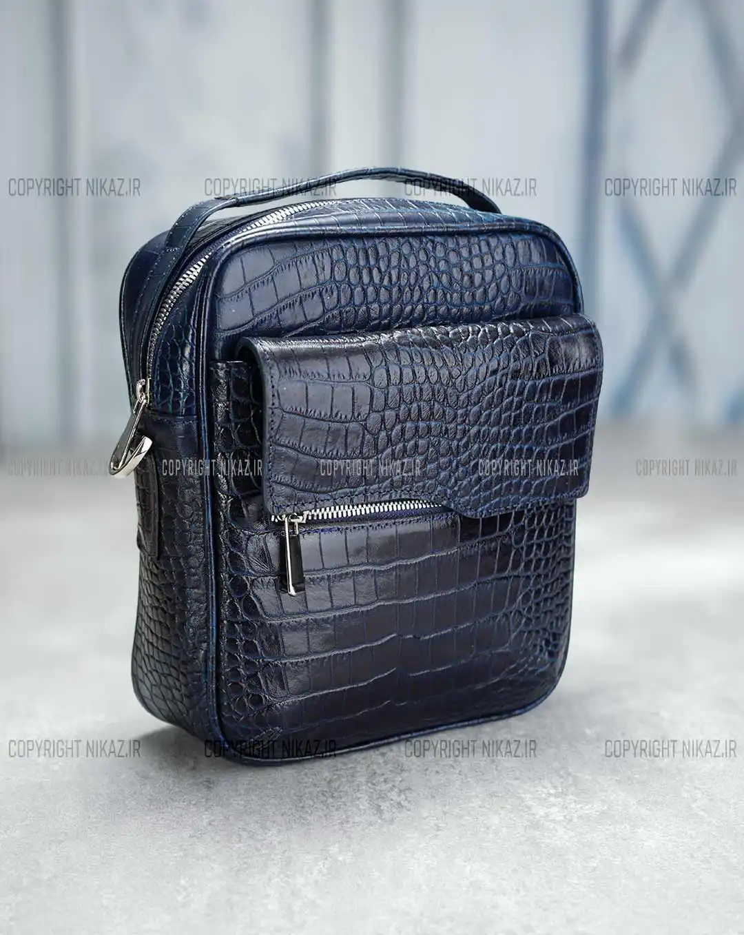 کیف دوشی مردانه چرم طبیعی مدل سامین کد 1555 رودوشی رنگ سرمه ای و جنس چرم کرکوکدیل گاوی اصل و بند قابل تنظیم به همراه گارانتی فروشگاه