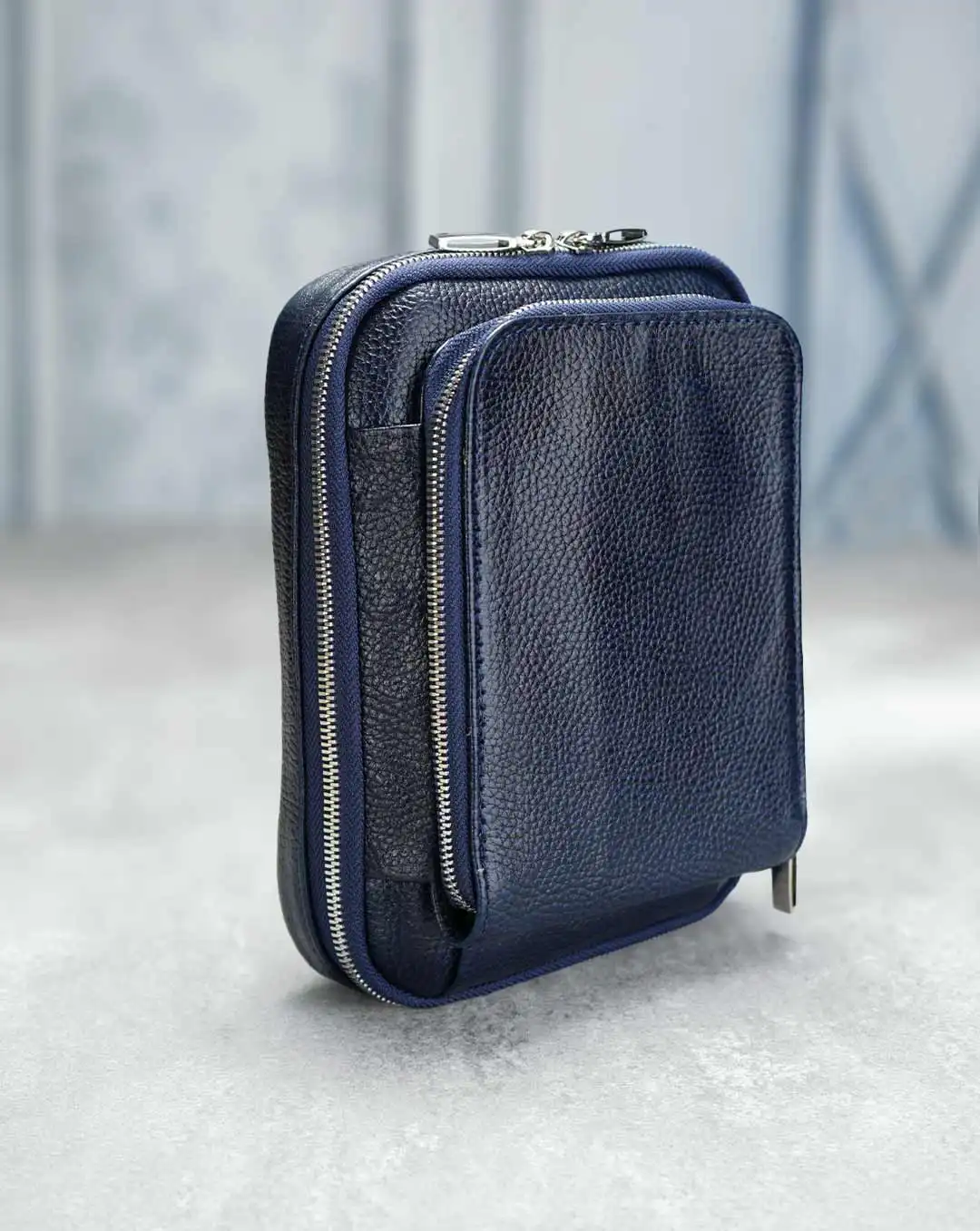 کیف دوشی مردانه چرم طبیعی مدل کاوه کد 1558 رودوشی رنگ سرمه ای و جنس چرم فلوتر گاوی و بند قابل تنظیم و مناسب برای نگهداری مدارک