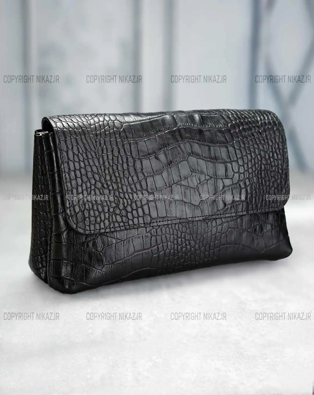 کیف دوشی زنانه چرم طبیعی مدل پردیس کد 1563 رنگ مشکی و جنس چرم کرکودیل اصل و بسیار جادار، همراه با بند رودوشی بلند قابل تنظیم