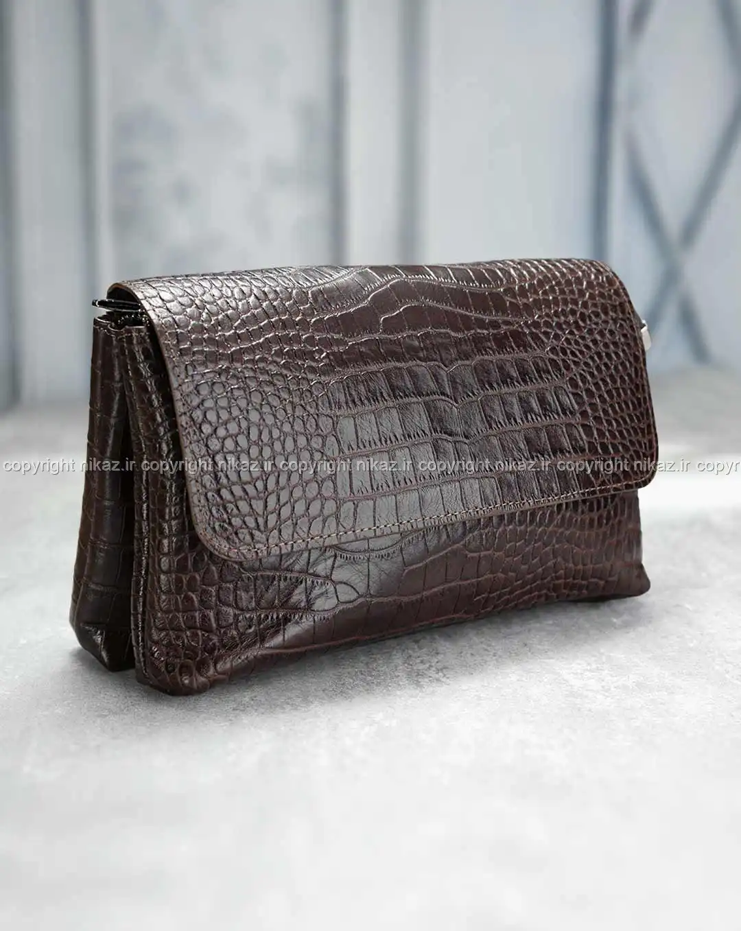 کیف دوشی زنانه چرم طبیعی مدل پردیس کد 1564 رنگ قهوه ای و جنس چرم کرکودیل اصل و بسیار جادار، همراه با بند رودوشی بلند قابل تنظیم