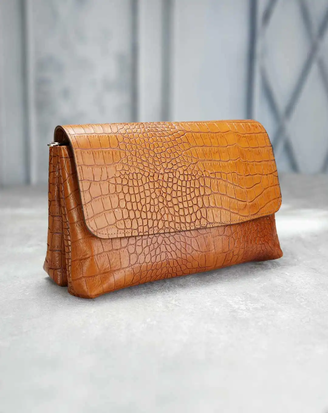 کیف دوشی زنانه چرم طبیعی مدل پردیس کد 1565 رنگ عسلی و جنس چرم کرکودیل اصل و بسیار جادار، همراه با بند رودوشی قابل تنظیم