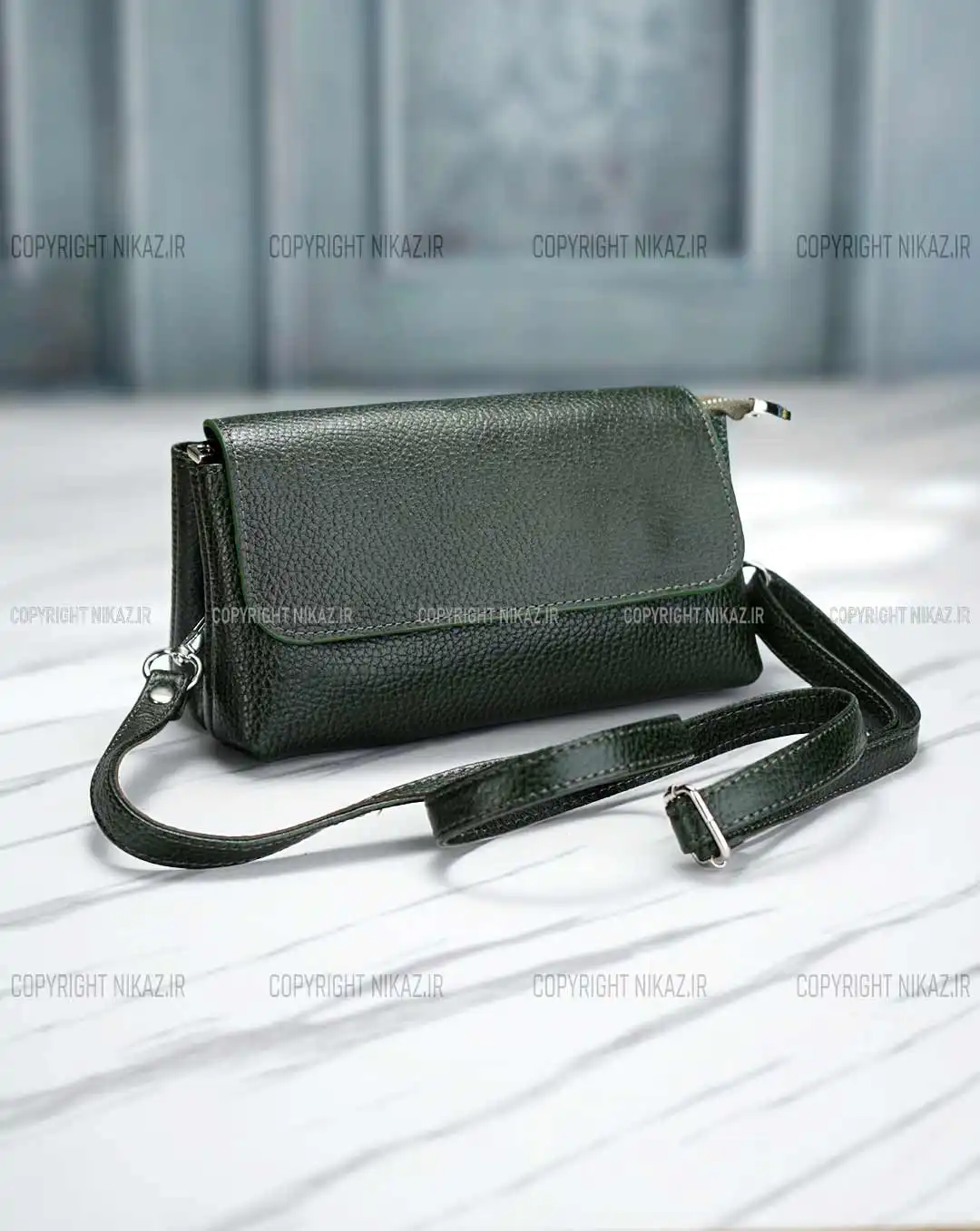 کیف دوشی زنانه چرم طبیعی مدل بهسا کد 1569 رنگ سبز و جنس چرم فلوتر گاوی و دارای بند بلند رودوشی قابل تنظیم