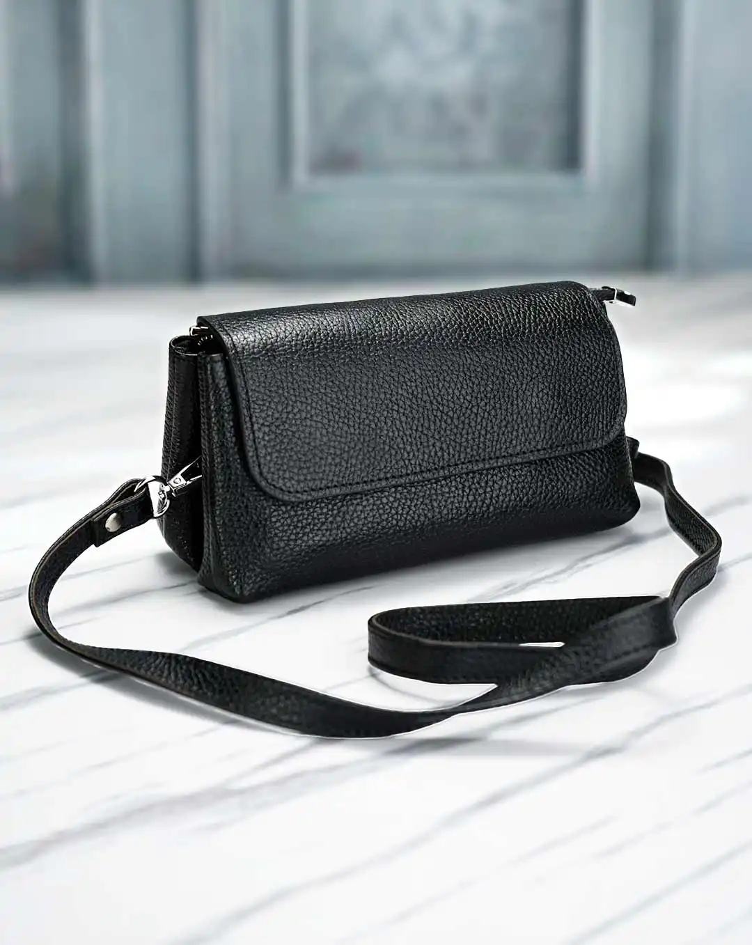 کیف دوشی زنانه چرم طبیعی مدل بهسا کد 1570 رنگ مشکی و جنس چرم فلوتر گاوی و دارای بند بلند رودوشی قابل تنظیم و دارای محفظه زیاد