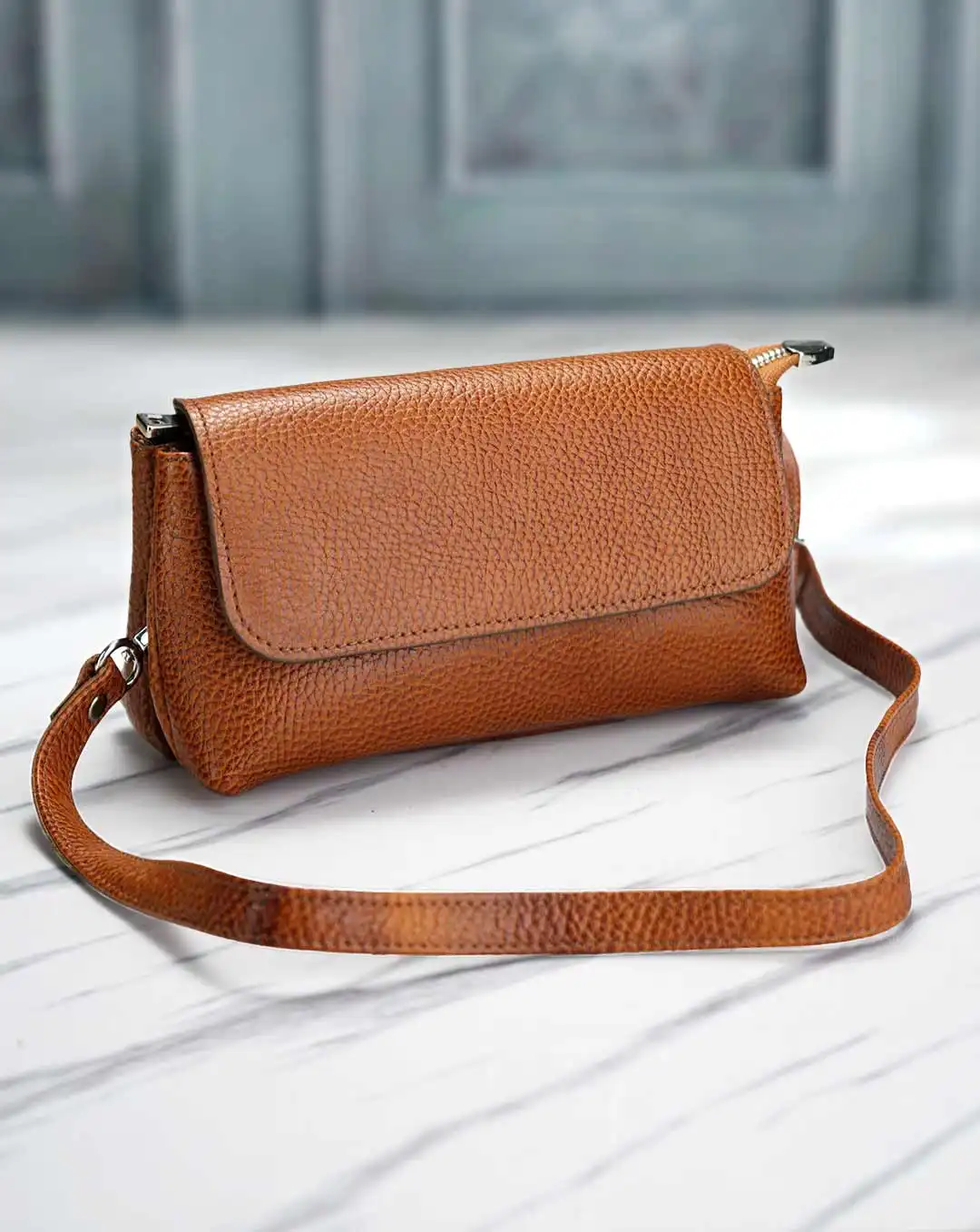 کیف دوشی زنانه چرم طبیعی مدل بهسا کد 1571 رنگ عسلی و جنس چرم فلوتر گاوی و دارای بند بلند رودوشی قابل تنظیم و دارای محفظه زیاد