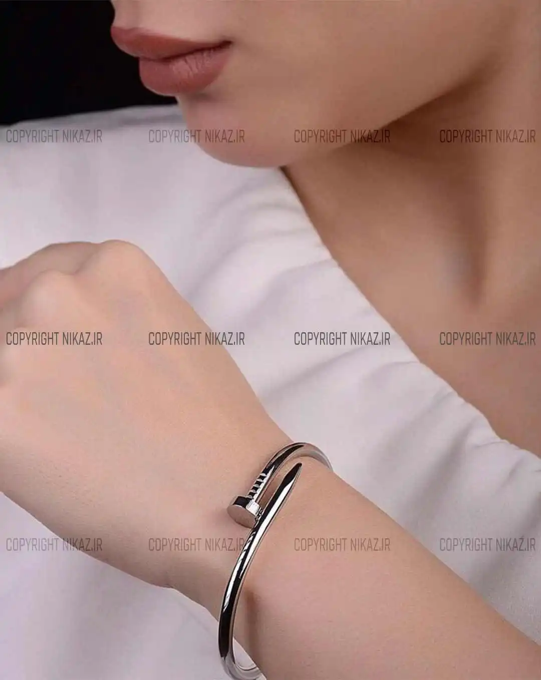 دستبند استیل زنانه کارتیر CARTIER مدل میخ کد 1454 رنگ نقره ای طرح میخ دخترانه و رنگ ثابت و جواهری ضد حساسیت همراه با جعبه و بهترین قیمت